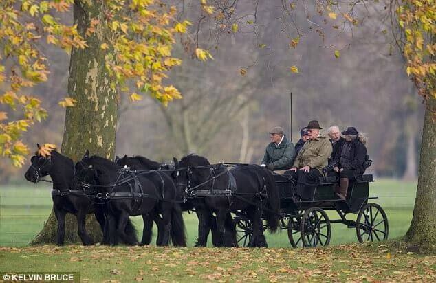 Prins Philip viert zeventig jarig huwelijk met vierspanrit