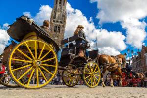 Fitte koetspaarden en gepoetste koetsen …. Brugge is er klaar voor!