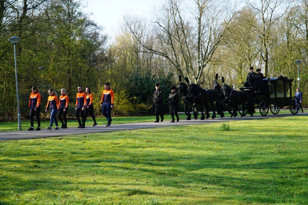 Jeugdteam escorteert Hans Zumbrink naar zijn laatste rustplek